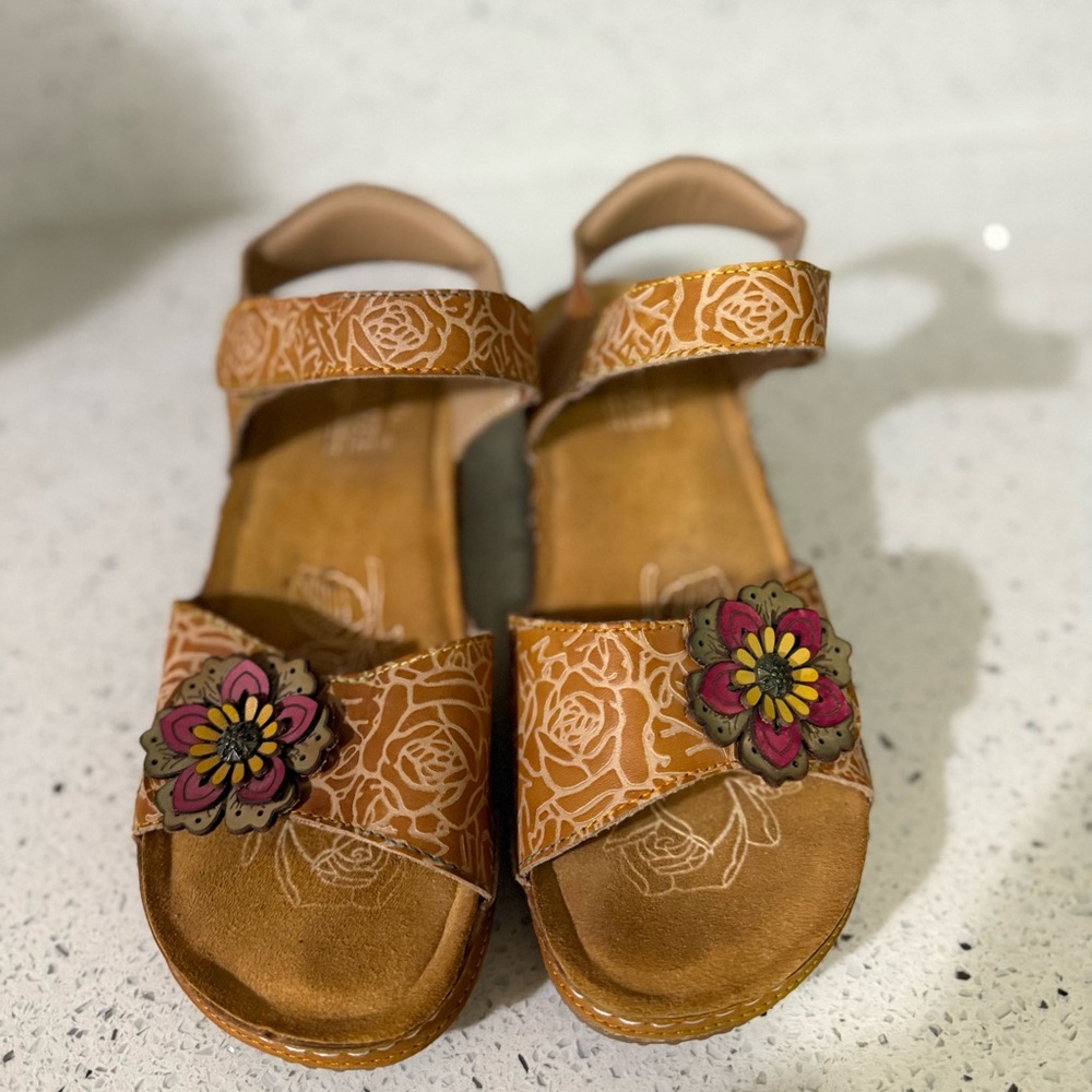 L’Artiste Spring Step Floral Tan Leather Wedges - Picture 9 of 9
